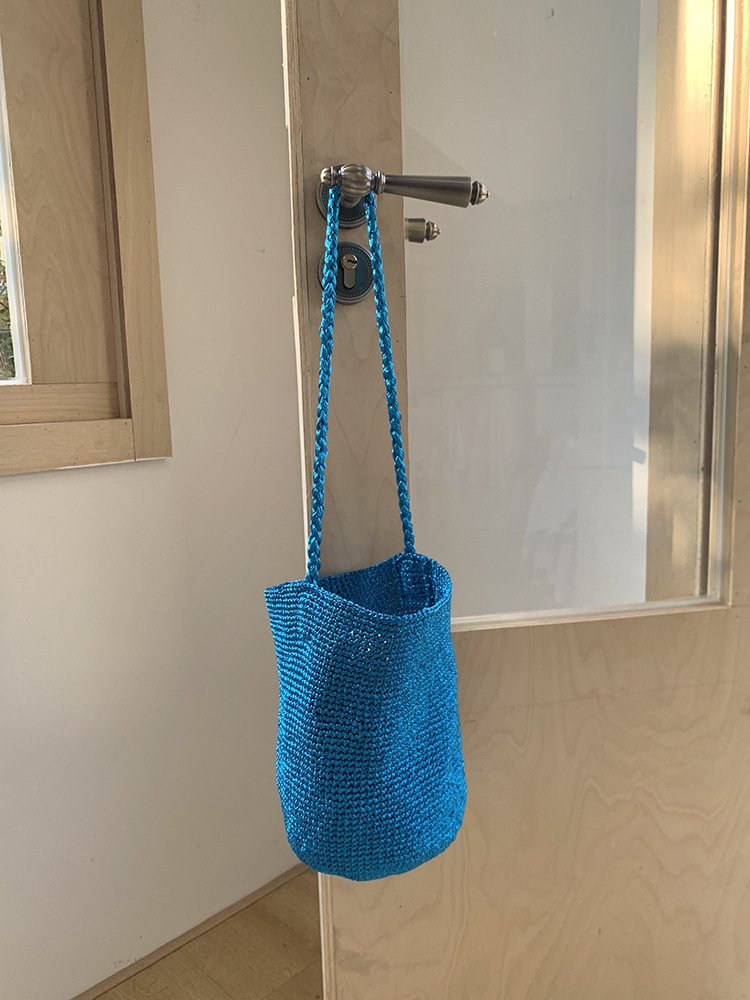 cross border source: high end sense of niche gold and silver thread bucket bag, conspicuous bag, woven bag, versatile crotch shoulder bag cross border source: high end sense of niche gold and silver thread bucket bag, conspicuous bag, woven bag, versatile crotch shoulder bag