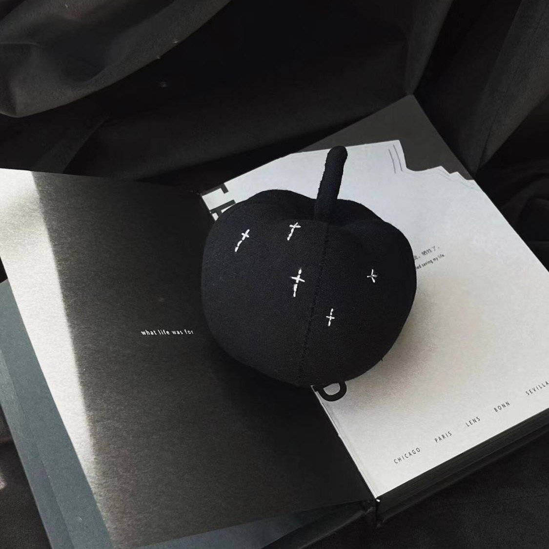 xiaohongshu bestseller artist "black pearl" fabric black apple creative diy plush toy simulation pendant xiaohongshu bestseller artist "black pearl" fabric black apple creative diy plush toy simulation pendant
