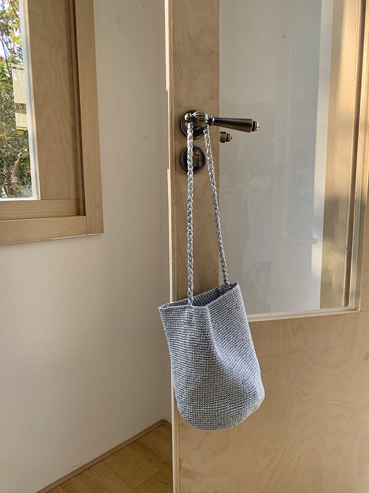 cross border source: high end sense of niche gold and silver thread bucket bag, conspicuous bag, woven bag, versatile crotch shoulder bag cross border source: high end sense of niche gold and silver thread bucket bag, conspicuous bag, woven bag, versatile crotch shoulder bag