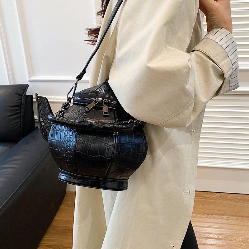 2025 new fashionable niche design, quirky creative water bottle, trendy personalized patchwork handheld, single shoulder crossbody women's bag 2025 new fashionable niche design, quirky creative water bottle, trendy personalized patchwork handheld, single shoulder crossbody women's bag