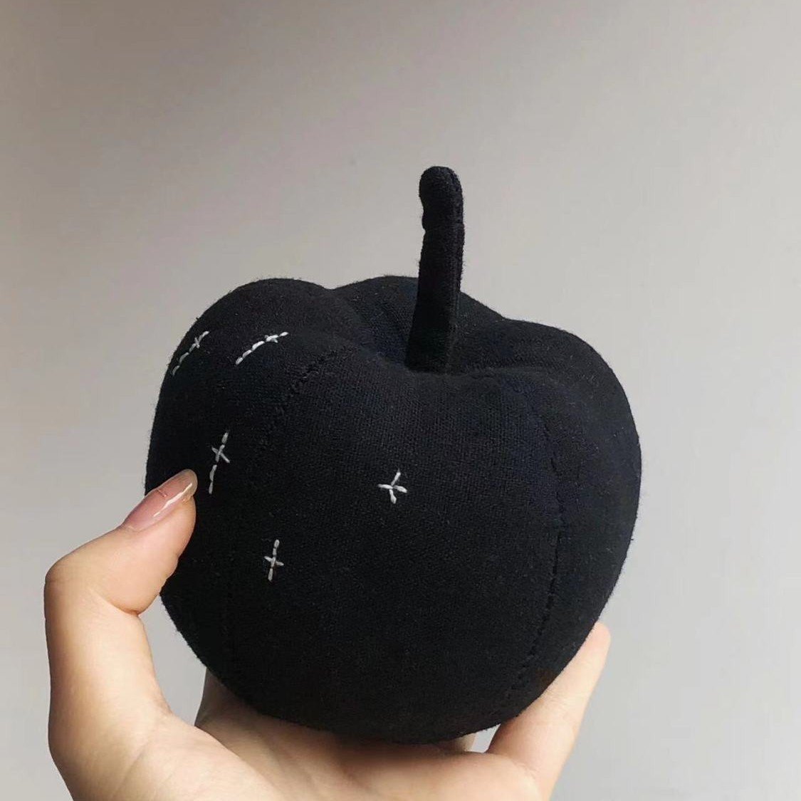 xiaohongshu bestseller artist "black pearl" fabric black apple creative diy plush toy simulation pendant xiaohongshu bestseller artist "black pearl" fabric black apple creative diy plush toy simulation pendant