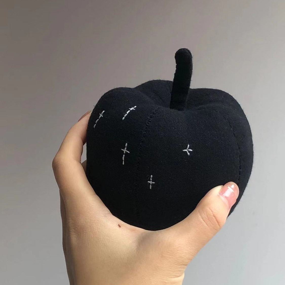 xiaohongshu bestseller artist "black pearl" fabric black apple creative diy plush toy simulation pendant xiaohongshu bestseller artist "black pearl" fabric black apple creative diy plush toy simulation pendant