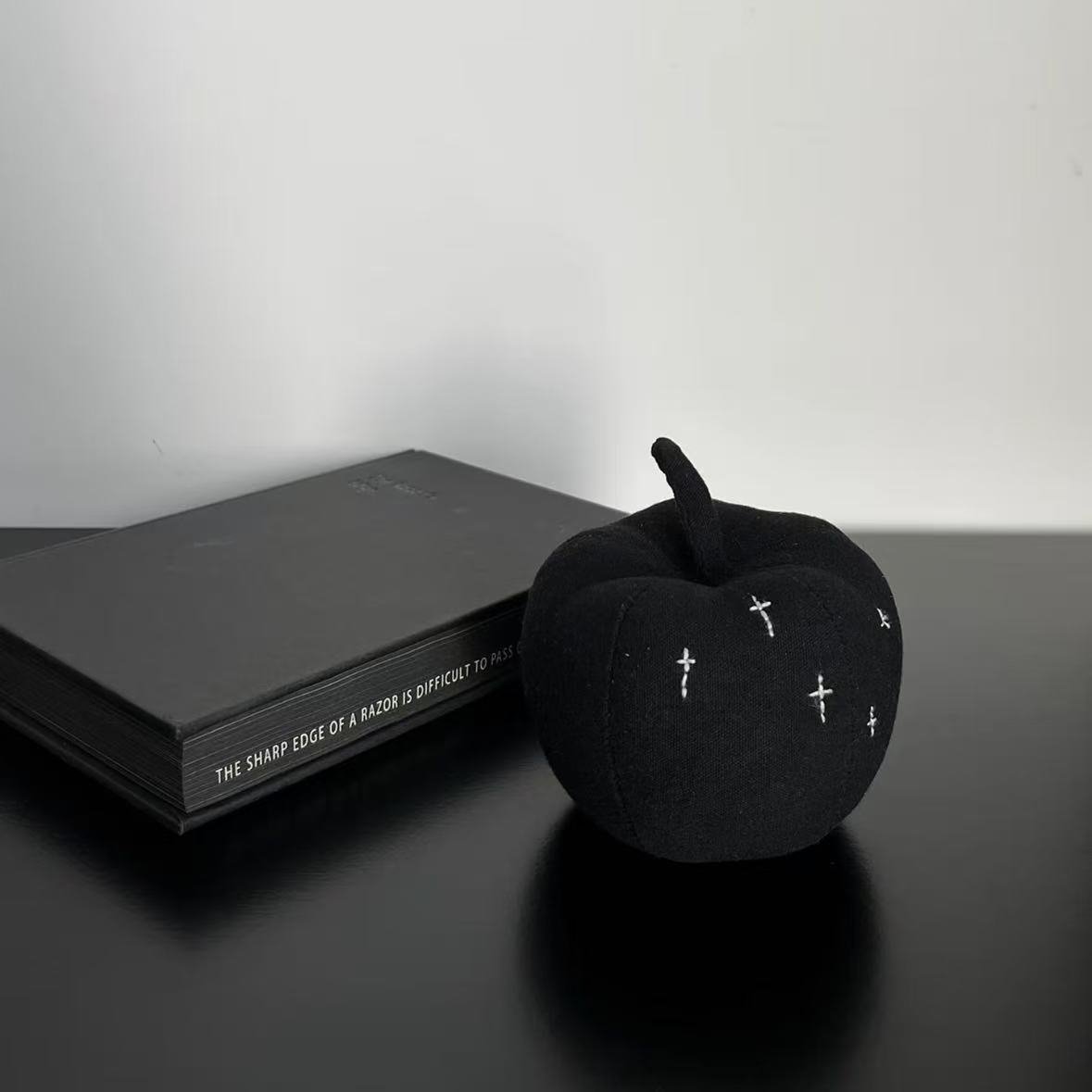 xiaohongshu bestseller artist "black pearl" fabric black apple creative diy plush toy simulation pendant xiaohongshu bestseller artist "black pearl" fabric black apple creative diy plush toy simulation pendant