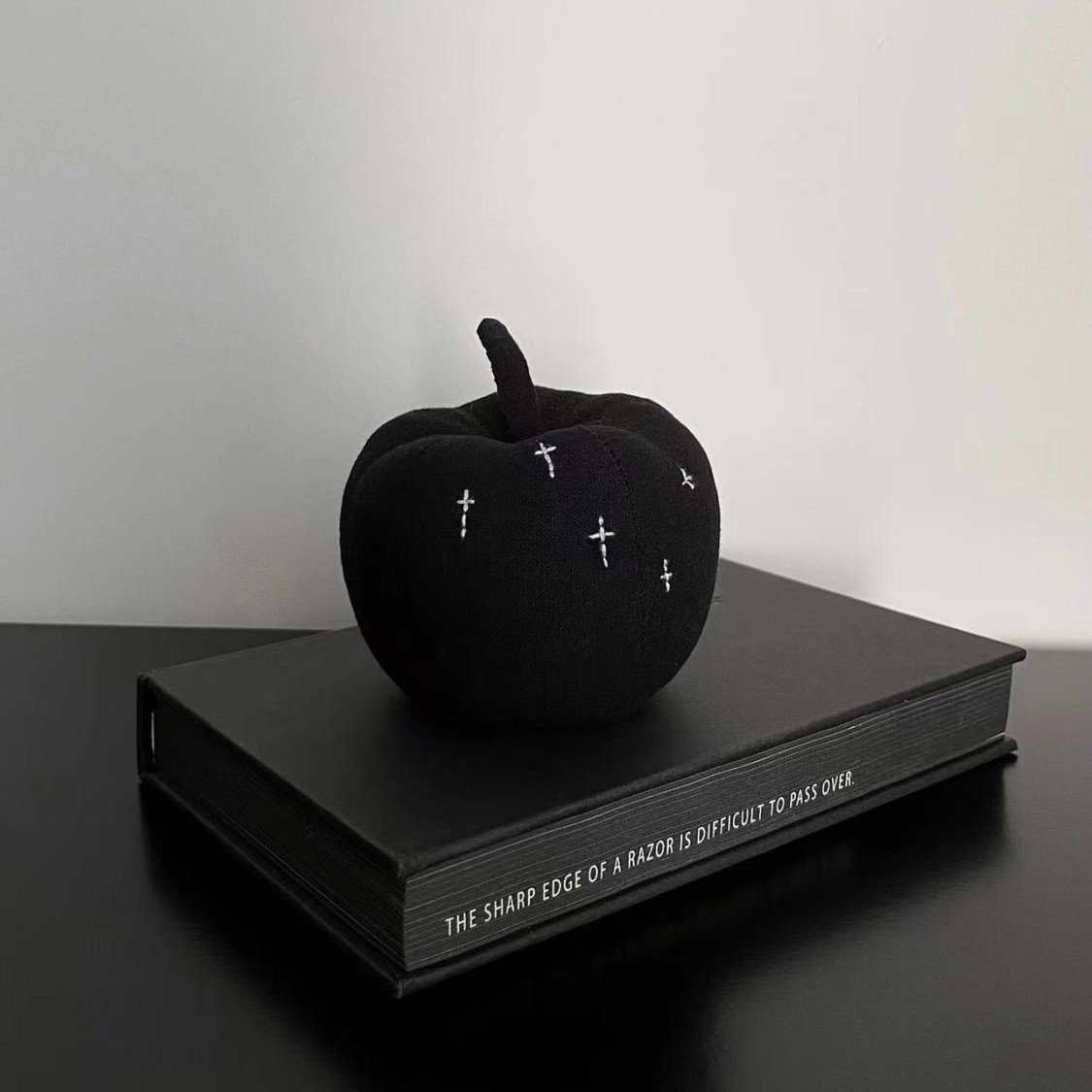 xiaohongshu bestseller artist "black pearl" fabric black apple creative diy plush toy simulation pendant xiaohongshu bestseller artist "black pearl" fabric black apple creative diy plush toy simulation pendant